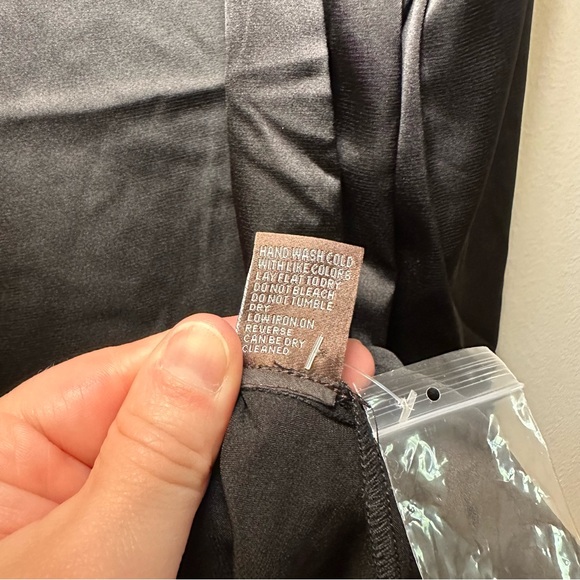 J. McLaughlin Women’s Black Denver Silky Long Sleeve Button Blouse Sz L NWT - Picture 7 of 7